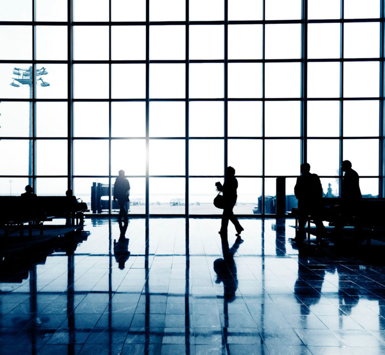 siluetas-personas-en-el-aeropuerto